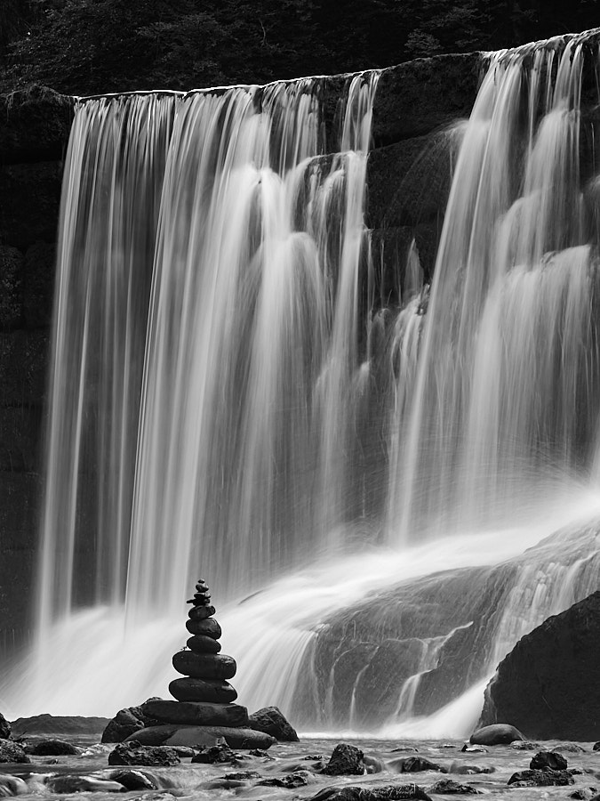 Geratser Wasserfall Allgäu Deutschland Steinturm schwarz weiß _©Michael Neruda