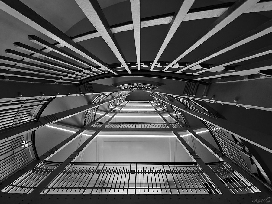 Stiegenhaus Postsparkasse Wien schwarz weiß _©Michael Neruda