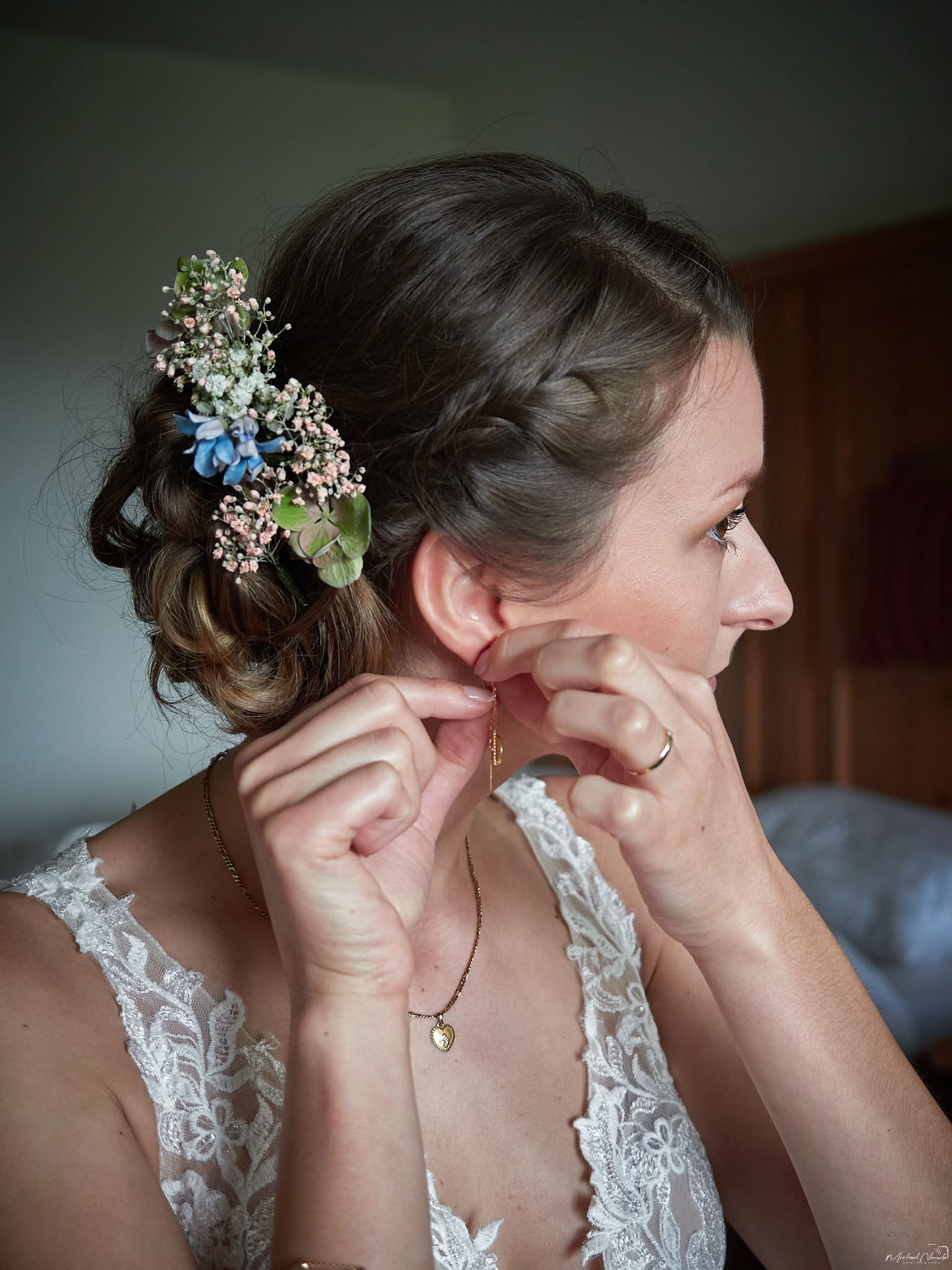 Hochzeit Braut Dressing up Making ready ©Michael Neruda