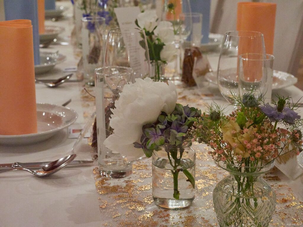Hochzeit Tischdekoration Blumenschmuck Vorbereitung ©Michael Neruda